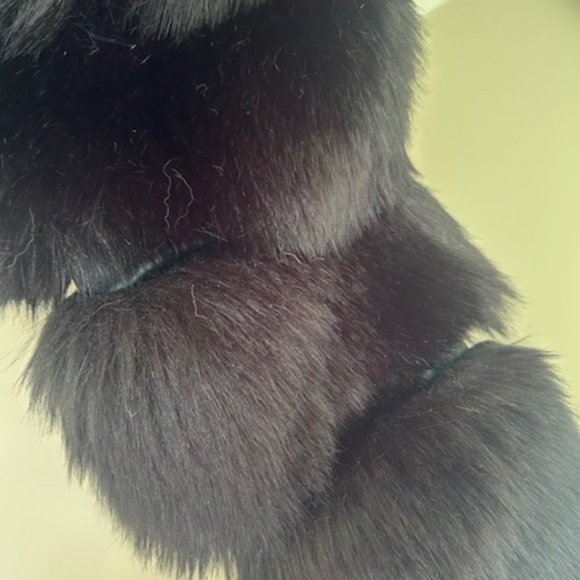 THE BEAUTY OPTIMAL PRODUCT Faux Fur Hooded Fluffy Coat - Picture 5 of 6